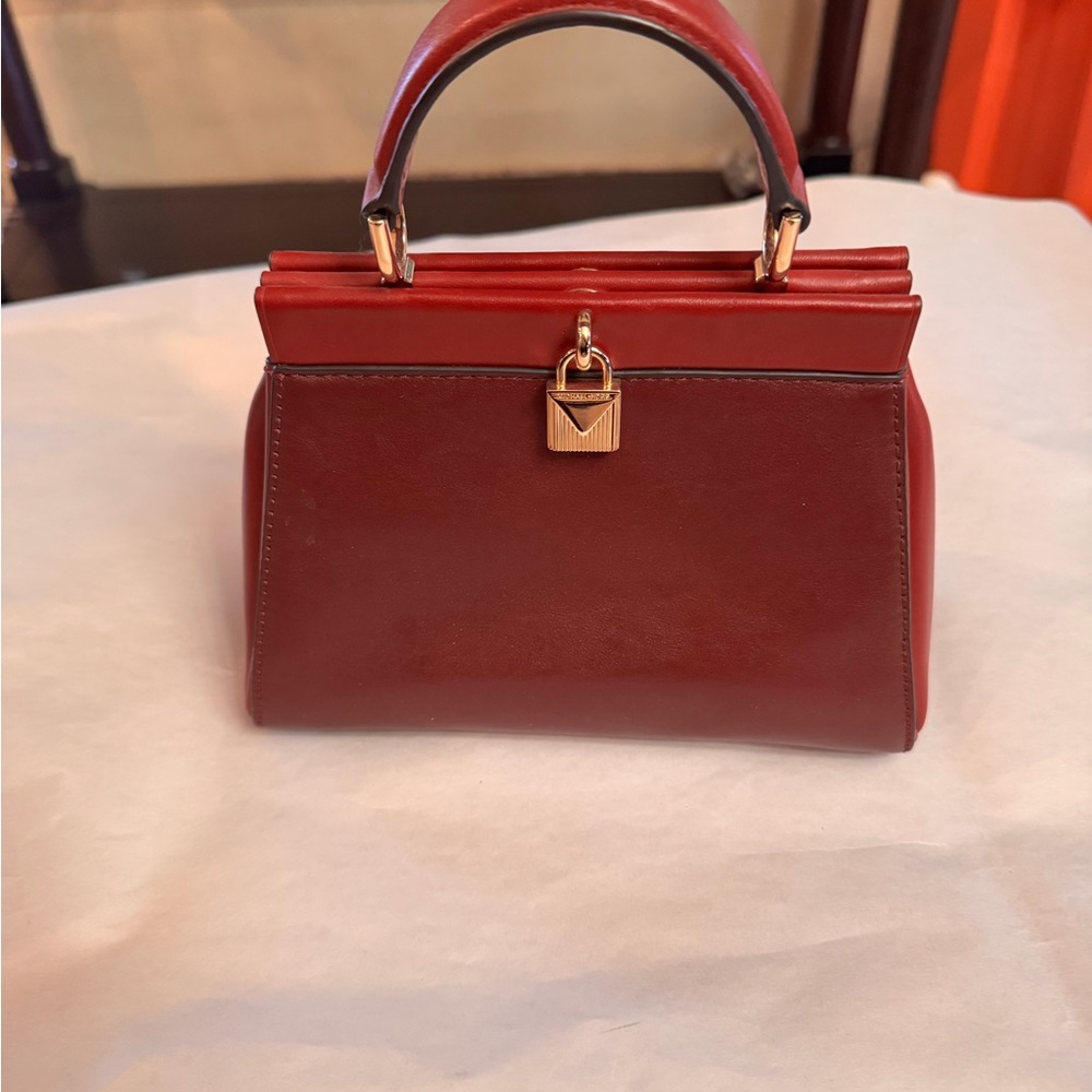 Elegant Michael Kors Handbag